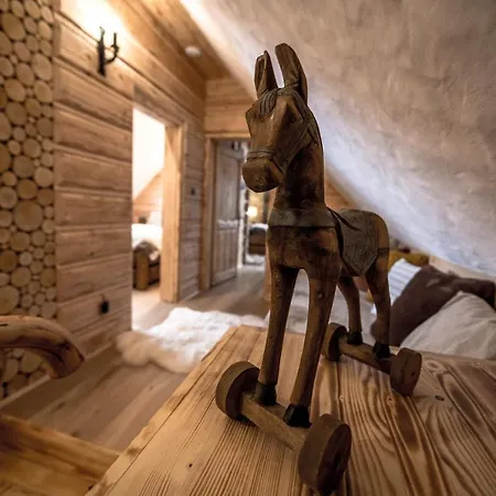 Osada Jaworzyny Koledowka Z Jaskinia